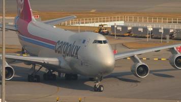 hong Kong november 7, 2019 - cargolux boeing 747 lx icl taxiën na landen. chek ronde kok Internationale luchthaven, hong kong,. video