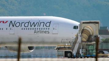 phuket, tailandia, 2 de diciembre de 2018 - nordwind airlines boeing 777 vp bjh remolque antes de la salida, aeropuerto internacional de phuket video