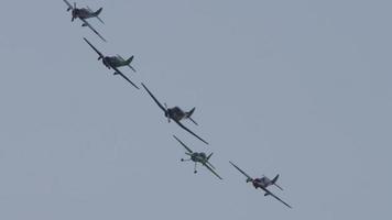 vol acrobatique de groupe de performance d'avions d'entraînement sportif. meeting aérien à l'aérodrome de mochische unnm video