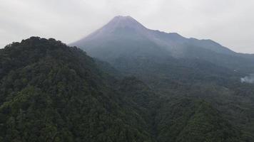 aereo Visualizza di merapi montagna nel Indonesia con tropicale foresta in giro esso video