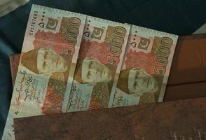 dinero de pakistán. billetes de rupias paquistaníes. billetes de pkr. 500 1000 5000 rupias. negocios, finanzas, antecedentes de noticias. billetes de moneda paquistaní. foto