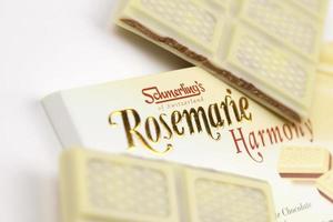 Kharkiv, Ucrania - 3 de noviembre de 2021 Schmerling's Rosemarie Harmony White Chocolate - Barra de chocolate blanco suizo de primera calidad rellena de praliné y totalmente natural sin gluten ni transgénicos, kosher foto