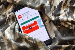 ternopil, ucrania - 24 de abril de 2022 aplicación nova poshta en la pantalla del teléfono inteligente samsung en play store, servicio para entregar sus paquetes en ucrania foto