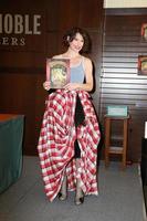 los angeles, 22 de noviembre - evangeline lilly en la firma de libros para los squickerwonkers en barnes and noble, the grove el 22 de noviembre de 2014 en los angeles, ca foto