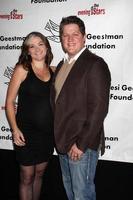 los angeles, 9 de octubre - derk cheetwood y su esposa llegan a la noche con el beneficio de las estrellas 2010 para la fundación desi geestman en el teatro del mercado del agricultor el 9 de octubre de 2010 en los angeles, ca foto