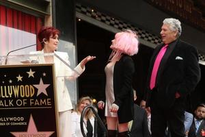 los angeles, 11 de abril - sharon osbourne, cyndi lauper, harvey fierstein en la ceremonia del paseo de la fama de hollywood de harvey fierstein y cyndi lauper en el teatro pantages el 11 de abril de 2016 en los angeles, ca foto