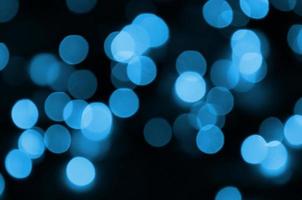 Fondo abstracto elegante de Navidad festiva azul con muchas luces bokeh. imagen artística desenfocada foto