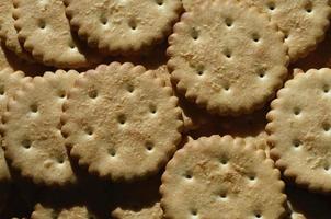 primer plano de galletas saladas foto