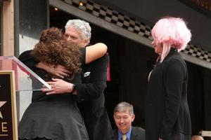 los angeles, 11 de abril - harvey fierstein, marissa jaret winokur, cyndi lauper en la ceremonia del paseo de la fama de hollywood de harvey fierstein y cyndi lauper en el teatro pantages el 11 de abril de 2016 en los angeles, ca foto