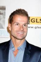 los angeles, 8 de octubre - louis van amstel llega a los premios de respeto de la red de educación gay, lesbiana y heterosexual en beverly hills hotel theater el 8 de octubre de 2010 en beverly hills, ca foto