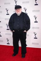 los angeles, 19 de marzo - george rr martin llega a una velada con el juego de tronos organizado por la academia de artes y ciencias de la televisión en el teatro chino el 19 de marzo de 2013 en los angeles, ca foto