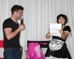 los angeles, 27 de agosto - daniel goddard con la actriz cantante de telegram recibiendo saludos de cumpleaños de los fanáticos que la contrataron para asistir al evento de fans de daniel goddard 2011 en el hotel universal sheraton el 27 de agosto de 2011 en los angeles, ca foto