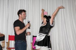 los angeles, 27 de agosto - daniel goddard con la actriz cantante de telegram recibiendo saludos de cumpleaños de los fanáticos que la contrataron para asistir al evento de fans de daniel goddard 2011 en el hotel universal sheraton el 27 de agosto de 2011 en los angeles, ca foto