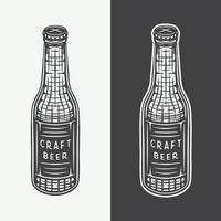 xilografía retro vintage grabado botellas de cerveza de madera. se puede usar como emblema, logotipo, insignia, etiqueta. marca, cartel o impresión. arte gráfico monocromático. vector