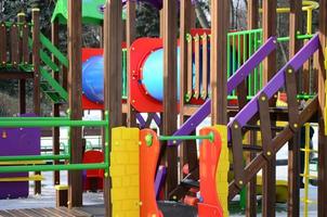 fragmento de un parque infantil de plástico y madera, pintado en diferentes colores foto