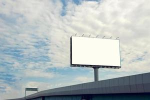 cartelera en blanco con cielo azul para carteles publicitarios al aire libre foto