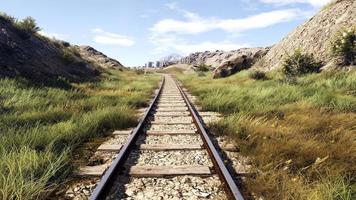 Representación 3d de un ferrocarril en medio de la naturaleza del sistema de transporte rural foto