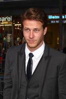 los angeles, 28 de marzo - luke bracey llega al gi joe - retaliation la premiere en el teatro chino el 28 de marzo de 2013 en los angeles, ca foto