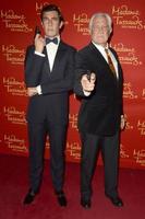 los angeles, 15 de diciembre - george lazenby, con la figura de cera de george lazenby en el madame tussauds hollywood revela los seis bonos de james en cera en el teatro chino tcl el 15 de diciembre de 2015 en los angeles, ca foto