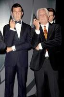 los angeles, 15 de diciembre - george lazenby, con la figura de cera de george lazenby en el madame tussauds hollywood revela los seis bonos de james en cera en el teatro chino tcl el 15 de diciembre de 2015 en los angeles, ca foto