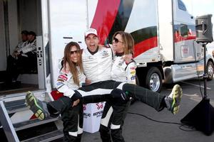 los angeles, 1 de abril - vanessa marcel, colin egglesfield, tricia helfer en el toyota grand prix de long beach pro celebrity race press day en long beach grand prix raceway el 1 de abril de 2014 en long beach, ca foto