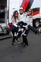 los angeles, 1 de abril - vanessa marcel, colin egglesfield, tricia helfer en el toyota grand prix de long beach pro celebrity race press day en long beach grand prix raceway el 1 de abril de 2014 en long beach, ca foto