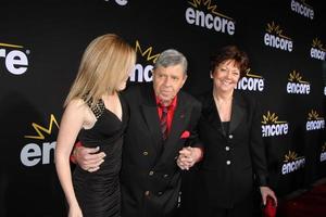 los angeles, 7 de diciembre - hija danielle sarah lewis, jerry lewis, esposa sandee pitnick llega al estreno de encore s method to the madness of jerry lewis en el teatro paramount studios el 7 de diciembre de 2011 en los angeles, ca foto