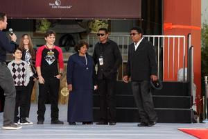 los angeles, 26 de enero - blanket jackson, paris jackson, prince jackson, tito jackson, jackie jackson, katherine jackson en la ceremonia inmortalizada de huellas de manos y huellas de michael jackson en el teatro chino graumans el 26 de enero de 2012 en los angeles, ca foto