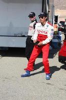 los angeles, 23 de marzo - michael trucco jugando con un coche de control remoto en el 37º entrenamiento anual de carreras de celebridades profesionales de toyota en el circuito internacional de willow springs el 23 de marzo de 2013 en rosamond, ca foto exclusiva