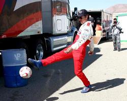 los angeles, 23 de marzo - michael trucco jugando con un balón de fútbol en la 37a carrera anual toyota pro celebrity entrenando en el circuito internacional de willow springs el 23 de marzo de 2013 en rosamond, ca foto exclusiva