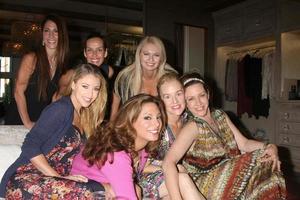 los angeles, 14 de noviembre - alex meneses y amigos, jadyn douglas, penelope ann miller, joely fisher y angeline-rose troy en el evento privado de compras en the naked princess el 14 de noviembre de 2015 en los angeles, ca foto