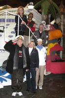 los angeles, 30 de diciembre - top lr jill whelan, ted lange, fred grandy bottom lr gavin macleod, lauren tewes, bernie kopell at the original love boat cast decora princess cruises rose parade float en un pabellón de rosemont el 30 de diciembre de 2014 en pasadena, California foto