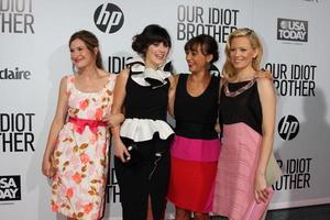 los angeles, 16 de agosto: kathryn hahn, zooey deschanel, rashida jones y elizabeth banks llegan al estreno de our idiot brother en cinerama dome arclight theaters el 16 de agosto de 2011 en los angeles, ca foto