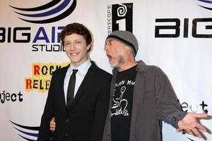 los angeles, 22 de septiembre - gabriel domingo, david lee miller llegando al estreno del proyecto final de archie presentado por big air studios, lanzamiento de cohetes e interscope records en el laemmle monica 4-plex el 22 de septiembre de 2011 en santa monica, ca foto