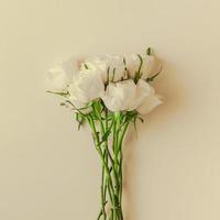 ramo de rosas blancas frescas foto