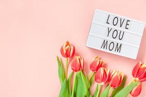 tarjeta de felicitación del día de la madre con flores de tulipán rojo foto