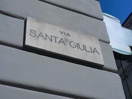 a través de la señal de la calle santa giulia foto