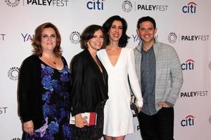 los angeles, 14 de septiembre - donna lynne champlin, rachel bloom, aline brosh mckenna, santino fontana en el avance televisivo de otoño de paleyfest 2015, ex novia loca en el paley center for media el 14 de septiembre de 2015 en beverly hills, ca foto