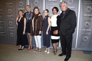 los angeles, 26 de mayo - natasha lyonne, taylor schilling, kate mulgrew, taryn manning, selenis leyva, michael harney en el paleylive presenta orange is the new black en el paley center for media el 26 de mayo de 2016 en beverly hills, ca foto