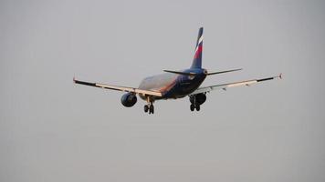 moskau, russische föderation 12. september 2020 - aeroflot russian airlines airbus a320 landet auf dem internationalen flughafen sheremetyevo. video