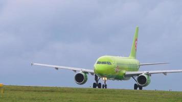 kazan, federación rusa 14 de septiembre de 2020 - s7 airlines airbus 320 acelerando para despegar del aeropuerto internacional de kazan. video