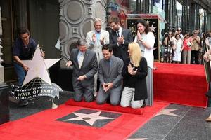 vlos angeles, 1 de julio - michael douglas, adam scott, paul rudd, funcionarios de la cámara en la ceremonia de la estrella del paseo de la fama de paul rudd hollywood en la acera del teatro el capitan el 1 de julio de 2015 en los angeles, ca foto