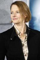 los angeles, 6 de diciembre - jodie foster en el estreno de sherlock holmes - un juego de sombras en el teatro del pueblo el 6 de diciembre de 2011 en westwood, ca foto