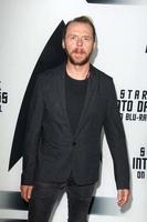 los angeles, 10 de septiembre - simon pegg en la fiesta de lanzamiento de blu-ray y dvd de star trek into dark en el centro de ciencias de california, el 10 de septiembre de 2013 en los angeles, ca foto