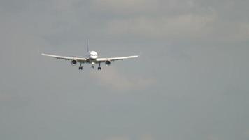 Flugzeug im Endanflug zur Landung auf Piste 18r. flughafen amsterdam, holland video