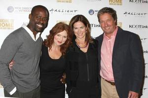 los angeles, 2 de noviembre - sterling k brown, brigid brannagh, kim delaney, brian mcnamara en la búsqueda de hogar - regresando del evento de proyección de estreno de guerra en los cines arclight el 2 de noviembre de 2015 en sherman oaks, ca foto