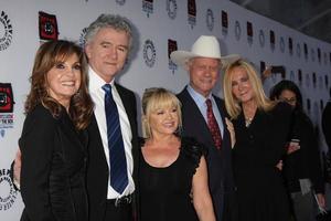 los angeles, 12 de abril - linda grey, patrrick duffy, charlene tilton, larry hagman, joan van ark llega a warner brothers television - lanzamiento de exhibición fuera de la caja en paley center for media el 12 de abril de 2012 en beverly hills, ca foto