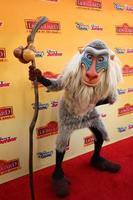 los angeles, 14 de noviembre - rafiki en the the lion guard - return of the roar screening en los estudios walt disney el 14 de noviembre de 2015 en burbank, ca foto