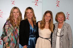 los angeles, 26 de agosto - lauralee bell, maria arena bell, sabrina bell, lee phillip bell asistiendo a la cena de fans jóvenes e inquietos 2011 en el hotel universal sheraton el 26 de agosto de 2011 en los angeles, ca foto