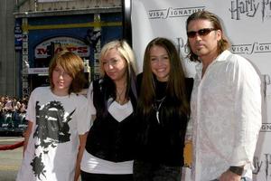 los angeles, 8 de julio - bronson, brandi, miley y billy ray cyrus llegan al estreno estadounidense de harry potter y la orden del fénix en el teatro chino de grauman el 8 de julio de 2011 en los angeles, ca foto